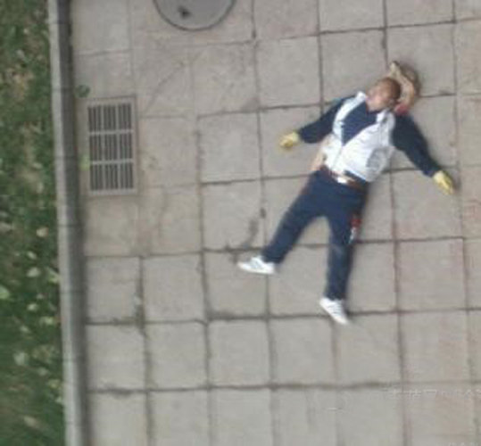 A garbage collector lies unconscious on the ground after fighting with a student over a parking dispute, Dec 5, 2011. Man dies after fight at famous film academy