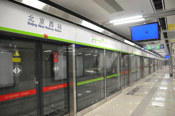 Beijing subway Line 9 will make a stop at Beijing West Railway Station. It is among nine stops on the planned new line, which will be opened this month. Trial run for new line lifts Beijingers' hopes