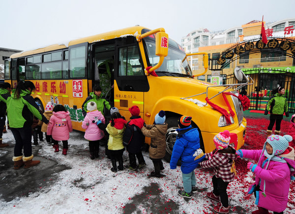 Children line up to get on a US-style school bus at a kindergarten in Yantai, East China's Shandong province, on Saturday. Chu Yang / Xinhua School bus safety rules set standards