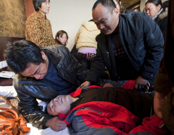 Chi Yuanbing collapses on a bed after getting confirmation on Tuesday that his 7-year-old son was among the 15 students killed in a school bus accident in Fengxian county, Jiangsu province. He had been waiting to learn about his son's situation since he came to the county town on Monday evening. Gao Erqiang / China Daily Three more die from school bus rollover