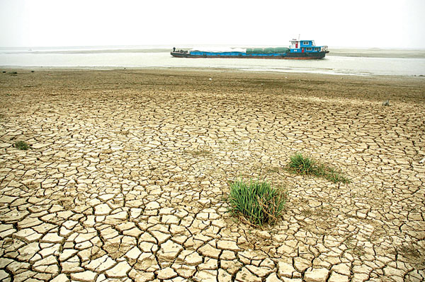 The bed of Poyang Lake, the country's largest freshwater lake, is exposed on Tuesday because of the continuous drought. Photo by Xinhua Drought drying out Poyang Lake