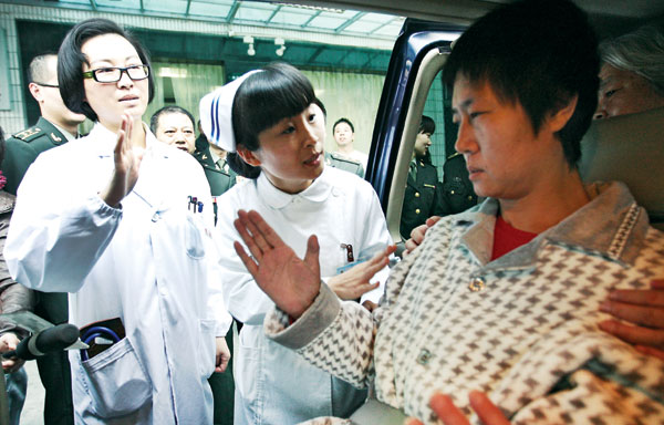 Song Hua waves goodbye to medical staff at No 118 Hospital of the People's Liberation Army in Wenzhou, Zhejiang province, after more than 16 weeks as a patient following the Wenzhou train crash. Wen You / for China Daily Trying to get her life back on track