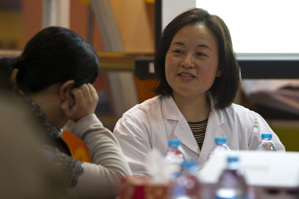 Ji Qingying, deputy director of the Shanghai Children's Medical Center, talks with parents of her patients. Gao Erqiang / China Daily Side road to salvation