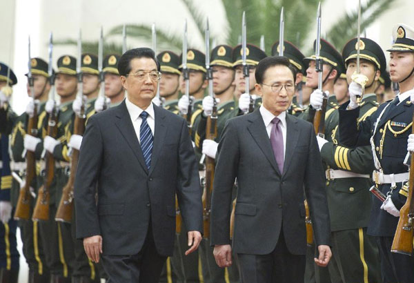 Chinese President Hu Jintao (L) and President of the Republic of Korea (ROK) Lee Myung-bak inspect an honor guard during a welcoming ceremony held for Lee in Beijing. Hu says China supports dialogue between DPRK, ROK