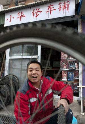Ren Yuhua, a bicycle repair shop owner at Tsinghua University, has recently moved many students after writing an online post about his experience of work and life in Beijing. Liu Guanguan / China News Service Bicycle repairman finds the right gear