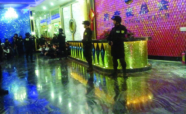 Armed police officers on guard inside Chuanqi Nightclub in Dongguan, Guangdong province, on Tuesday. Shenzhen police were attacked at the club when they were chasing a suspect. Provided to China Daily Shenzhen cops accidentally shoot cab driver