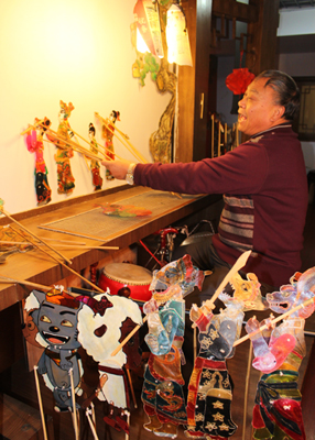 While other regional puppet shows employ an entire troupe, in Shandong, it's one man's talent that drives the entire performance. Taishan's one-man show