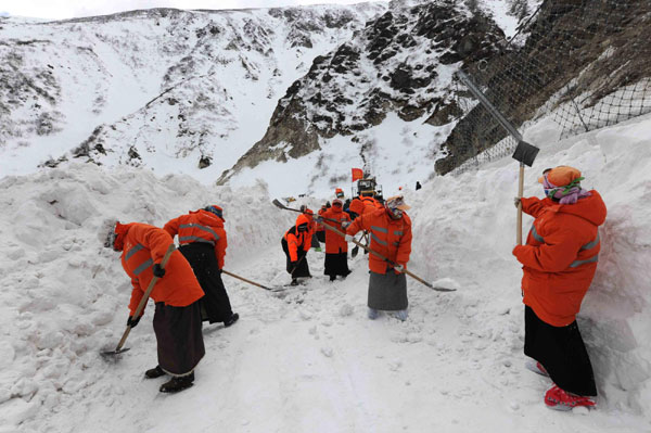 Road maintainers Blizzard-hit Tibetan region braces for more snow