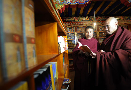 Elderly Tibet monks, nuns get pension