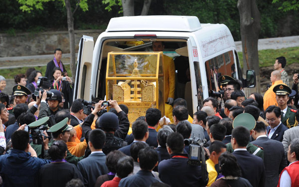 Buddha's remains flown to HK for public worship