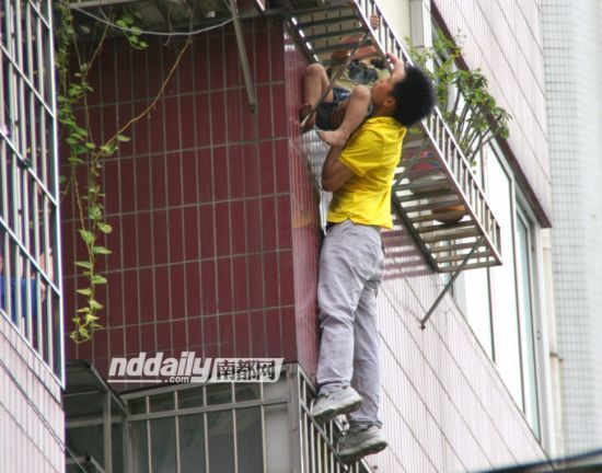 Balcony hero catches a reward and job offer