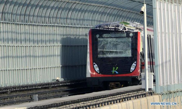 A broken metro train is seen on the rail in Kunming, capital of Southwest China's Yunnan province, Jan 8, 2013. Subway derails in SW China, causing 1 dead