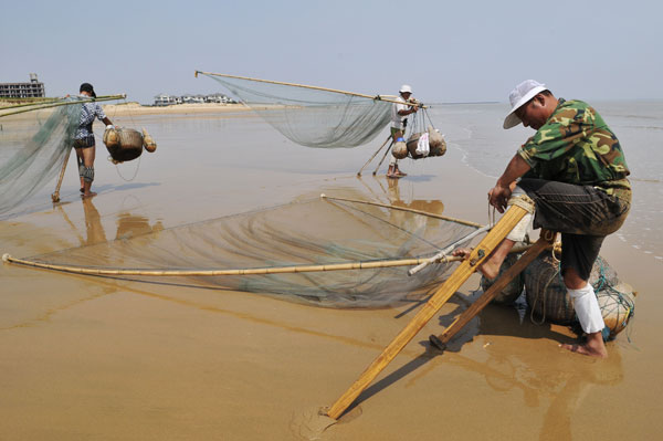 Fishmen prepare to set out to sea at Liangcheng in Rizhao, Shandong province. Chen Weifeng / for China Daily Overfishing depleting sea resources