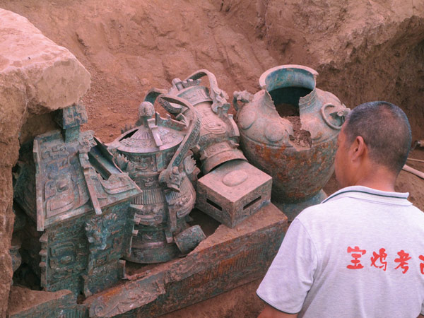 Bronze objects are found from the tomb of a nobleman from the West Zhou Dynasty (1046-771 BC) in Shigushan Mountain of Baoji city. Archaeologists find earliest bronze armor pieces