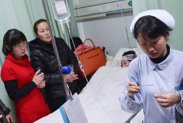 A student who was injured in a violent assault by a man who slashed and injured 11 passers-by after killing two of his relatives in Shanghai, receives treatment at Fengxian Central Hospital on Wednesday. XU CHENG / FOR CHINA DAILY 11 still hospitalized after knife attack in Shanghai