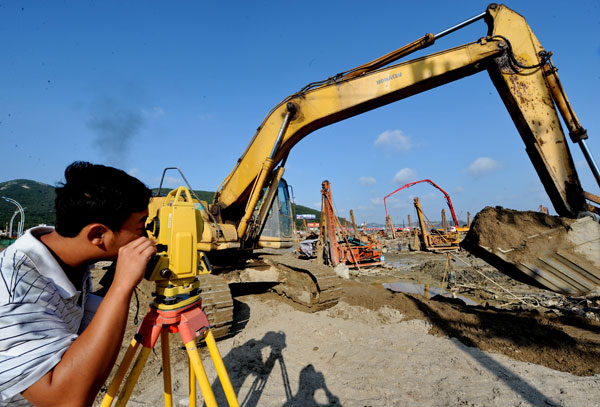 Xiao Huang-biao, a Taiwan native, explains to a customer how some snacks are made at his food stand on the fifth floor of a shopping mall in Pingtan county, Fujian province. AN BAIJIE / CHINA DAILY Business on mainland attracts Taiwan