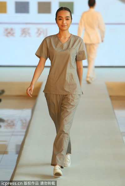 A model presents a new hospital uniform for nurses working in the operating room during a fashion show in Beijing on April 1, 2013.[Photo/icpress Uniform solution for healthcare professionals