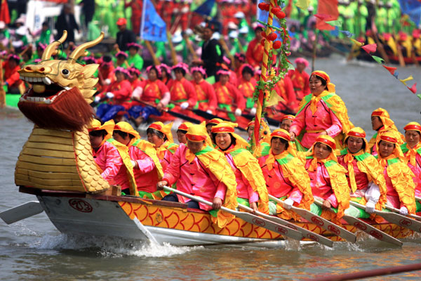 Qinhu Lake is part of China's second-largest wetland park. Every year the lake is the stage for a boat festival which starts on the second day of the Qingming Festival. Chen Lidong / for China Daily Relief from the madding crowds