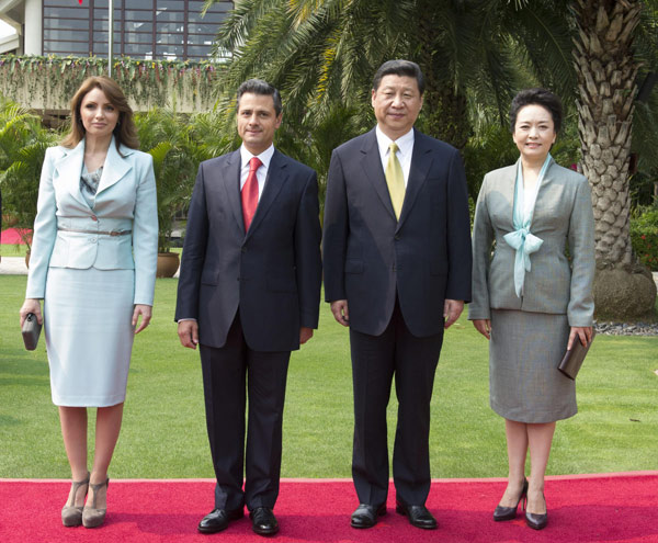 Chinese President Xi Jinping (2nd R) and his wife Peng Liyuan (1st R), together with visiting Mexican President Enrique Pena Nieto (2nd L) and his wife Angelica Rivera, pose for a photo in Sanya, South China's Hainan province, April 6, 2013. Chinese, Mexican presidents meet on ties