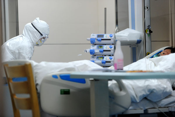 A medical worker tends a patient infected with H7N9 flu in an intensive care unit at a hospital in Bozhou, Anhui province, on Monday. LIU JUNXI / XINHUA Boy's flu recovery shows benefit of early detection