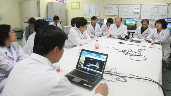 Experts meet for group consultation on Beijing's first H7N9 infection case at the Beijing Ditan Hospital in Beijing, April 12, 2013. Beijing confirms first H7N9 infection