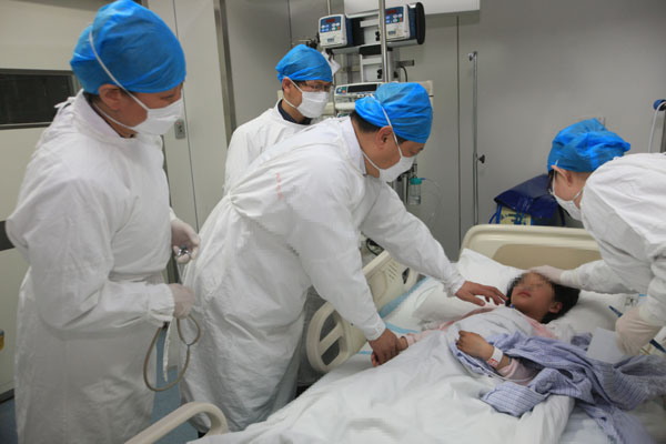 Doctors give medical treatment to a seven-year-old girl infected with the H7N9 strain of bird flu at the Beijing Ditan Hospital in Beijing, April 12, 2013. Beijing confirms first H7N9 infection