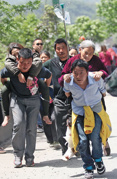 Rescue continues on the second day of the quake Rescue continues on the second day of quake