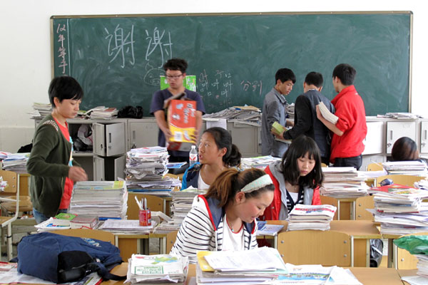 Students from Baoxing Hainan High School's 12th grade prepare to relocate to Chengdu. Their move was abandoned at the last hour because the roads are still too dangerous. Tang Yue / China Daily Quake offers lessons in rebuilding lives