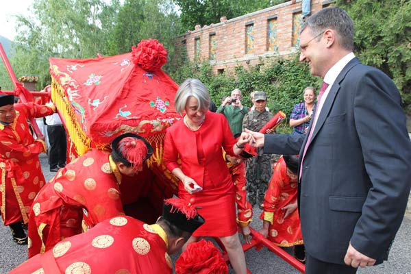 Ederer and his wife, Beate Grzeski, savor a cross-cultural wedding on the Great Wall last year. Provided to China Daily All-time high