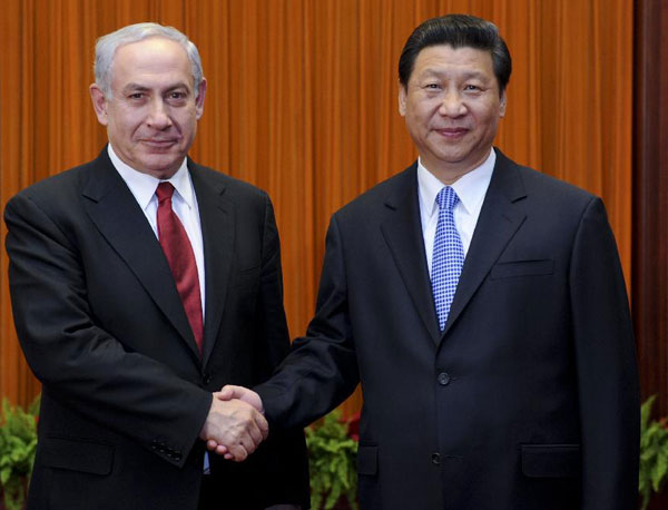 Chinese President Xi Jinping (right) shakes hands with Israeli Prime Minister Benjamin Netanyahu at the Great Hall of the People in Beijing, capital of China, May 9, 2013.[ Chinese president meets Israeli prime minister