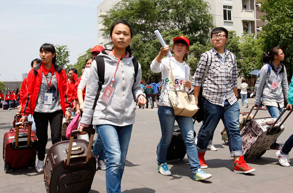 High school seniors from Tianquan county in Yaan, Sichuan, walk onto their new campus at Chengdu Normal University in Chengdu on April 24. More places at elite universities for rural students