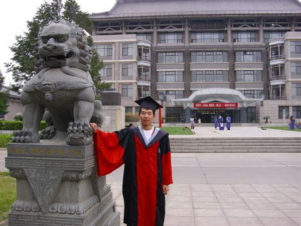 Gan Xiangwei graduates from Peking University, after taking the road less traveled. Photo provided to China Daily University doors open for its security guards