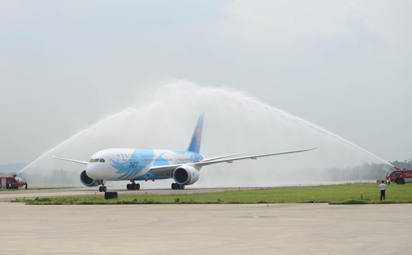 A Boeing 787 Dreamliner flight lands at Baiyun International Airport in the South China city of Guangzhou on Sunday morning. Boeing delivers country's first 787 Dreamliner