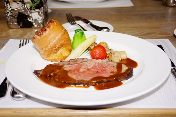 You won't get more British than this: Alfie's offers traditional roast beef with gravy, and Yorkshire pudding dressed up with a few greens. Photos by Ye Jun / China Daily Feast like a Brit in Beijing
