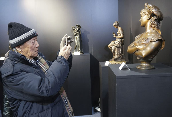 A man takes snapshots at the Beijing China Art International Fair in December last year, when China raked in 30 percent of the world's turnover of art and antiques, beating the US to become the world's No 1 market. Bidding on change