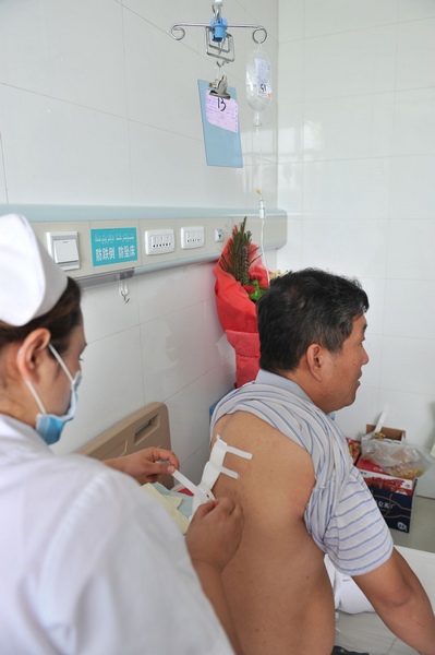 A police officer receives medical treatment at the hospital in Shanshan. Provided to China Daily Pain lingers after Xinjiang terrorist attack
