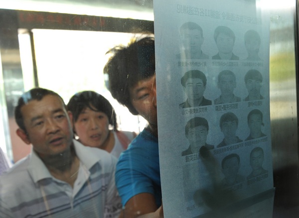 Residents look at a terrorist wanted list at a bus terminal in Urumqi. Zhen Shixin / for China Daily Pain lingers after Xinjiang terrorist attack