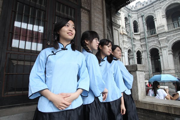 Traditional costumes are sought after by graduates for a change. Zhu Xingxin / China Daily Ready for the real world