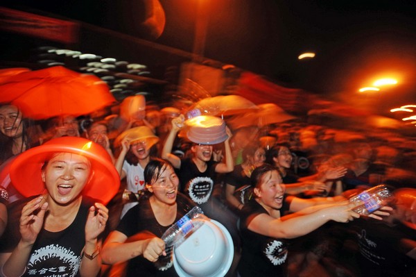 Graduates let their hair down during the water battle at Huazhong University of Science and Technology in Wuhan, Hubei. Miao Jian / for China Daily Ready for the real world