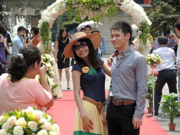Graduates from Southeast University in Nanjing, Jiangsu, pose for photos at the red carpet runway in campus. Yang Duoduo / for China Daily Ready for the real world