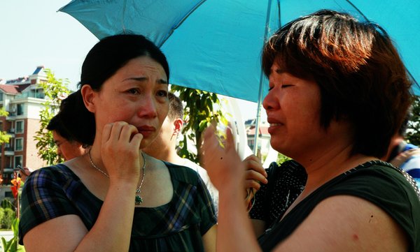 Relatives of one of two victims of the plane crash in San Francisco, leaves for the United States Monday, in Jiangshan, Zhejiang province. Parents of plane crash victims to leave for US