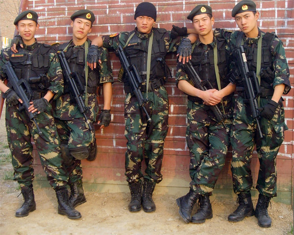 Tan Xiaotong (far right) with some of his fellow soldiers during his two-year period of service in the army. Provided to China Daily Get ready for roll call