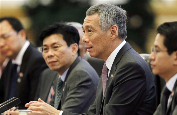 Singapore's Prime Minister Lee Hsien Loong (2nd R) attends a meeting with Chinese Premier Li Keqiang (not pictured) at the Great Hall of the People in Beijing, Aug 26, 2013. Singapore PM starts official visit to China