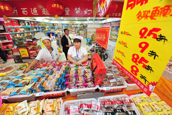 Mooncakes are sold at a supermarket in Yinchuan, Northwest China's Ningxia Hui autonomous region, Sept 11, 2013. Mooncake and mitten-crab eclipsed in luxury ban