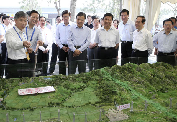 Liu Yunshan (C, front), member of the Standing Committee of the Political Bureau of the Communist Party of China (CPC) Central Committee and secretary of the Secretariat of the CPC Central Committee, participates in an event marking this year's National Science Popularization Day at the International Garden Expo Park in Beijing, Sept 14, 2013. Senior Party official stresses ecological progress