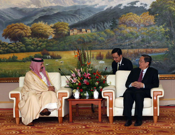Yu Zhengsheng (R), chairman of the National Committee of the Chinese People's Political Consultative Conference, meets with King of Bahrain Sheikh Hamad bin Isa Al-khalifa on the sidelines of a China-Arab State Expo in Yinchuan, the capital of Northwest China's Ningxia Hui autonomous region, Sept 15, 2013. China's top political advisor meets King of Bahrain