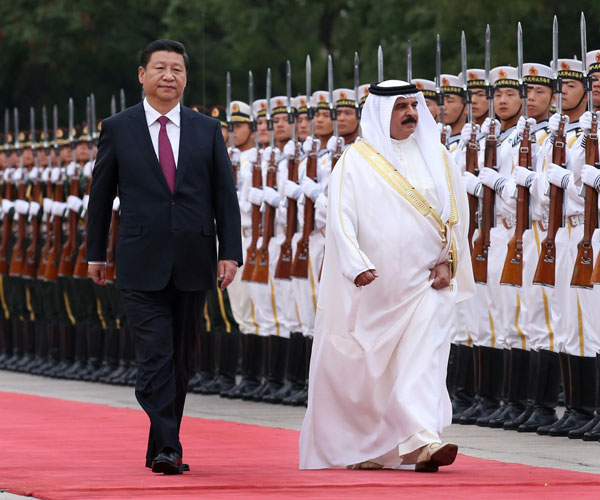 President Xi Jinping (L) holds a welcoming ceremony for King of Bahrain Sheikh Hamad bin Isa Al-khalifa before their talks at the Great Hall of the People in Beijing, Sept 16, 2013. China pledges support for Bahrain's efforts to safeguard stability