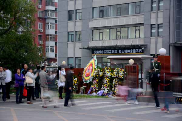 People mourn Liu Hongkui and Liu Hongkun, the two firefighters who lost their lives in a shopping center fire in Shijingshan District of Beijing, Oct 13, 2013. Farewell to 2 fallen firefighters
