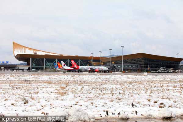 Snowstorms cause chaos for travelers in SW China