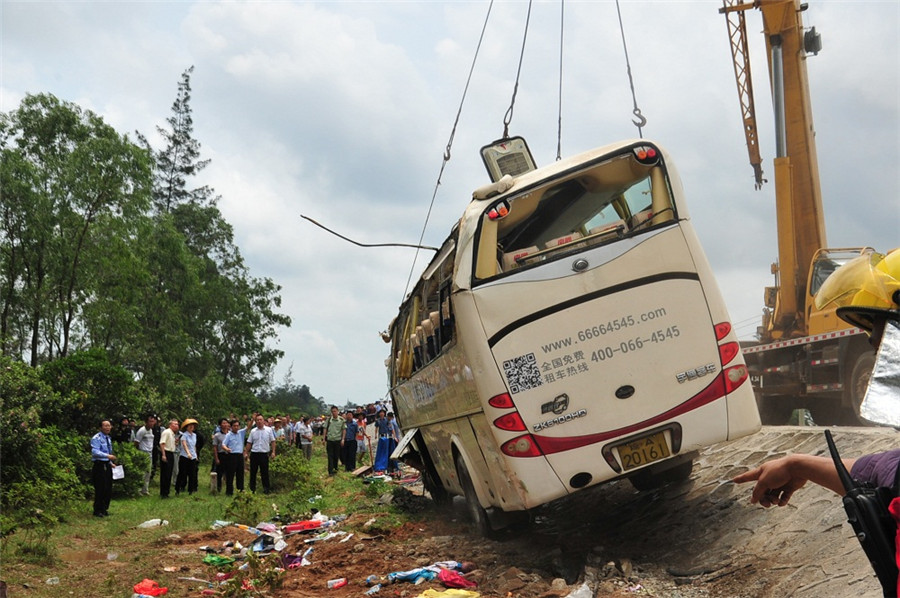 School bus accident in S. China leaves 8 dead